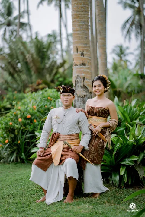 Foto sampul undangan Ni Luh Mei Sumariani & I Made Oka Mandala
