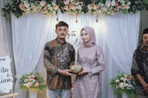 Foto sampul undangan Satria & Uyun