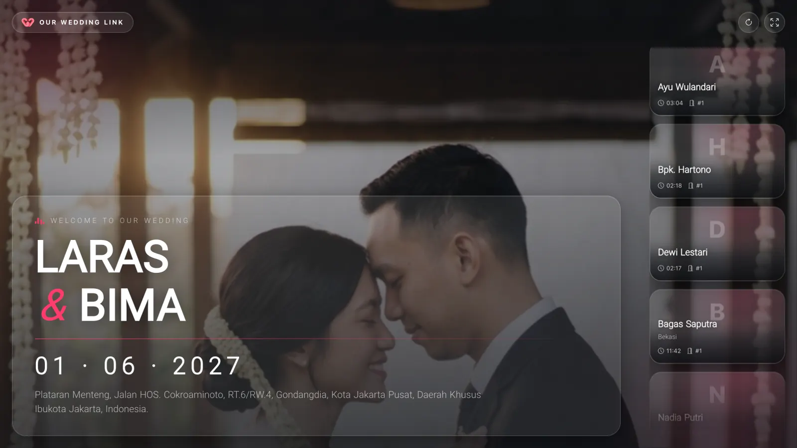 Layar asli layar sapa di monitor venue: foto pasangan, nama Laras dan Bima, tanggal acara, dan daftar tamu yang baru datang.